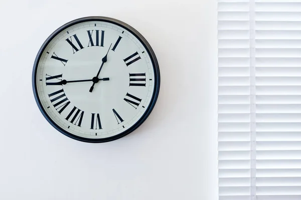 Reloj Pared Blanco Negro Sobre Fondo Blanco — Foto de Stock