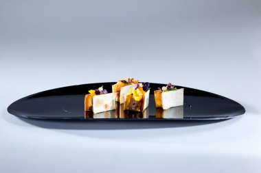 Mango ve hamsi lezzetli sandviçler siyah plaka üzerinde