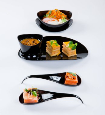 Lezzetli bir siyah catering çeşitli yemekler ve kaşık