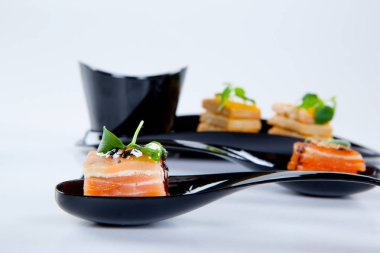 Lezzetli bir siyah catering çeşitli yemekler ve kaşık