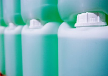 Beyaz davul whit yeşil bir sıvı iç