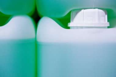 Beyaz davul whit yeşil bir sıvı iç