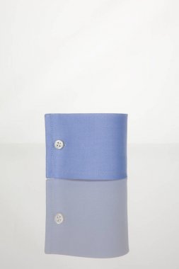 Masada beyaz düğmeli mavi bir manşet