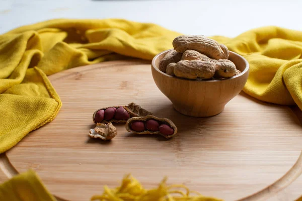 Ceviz taneleri karanlık masa, Bütün ceviz fındık bambu ahşap kase, ahşap vintage kapta ceviz ahşap bambu kase