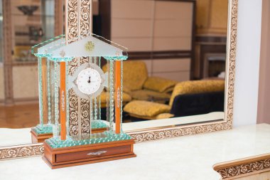 Otel odası iç, otel oda yatak odası, çiçek, çiçek Kişilik Daire, otel odası iç saati ile ile otel odasında