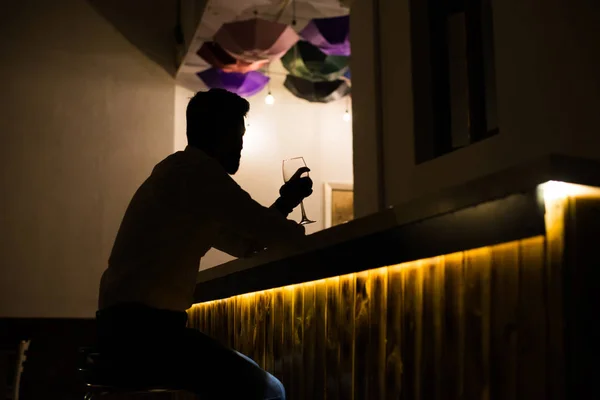 Adam siluet cafe bar içecek alkollü içecekler