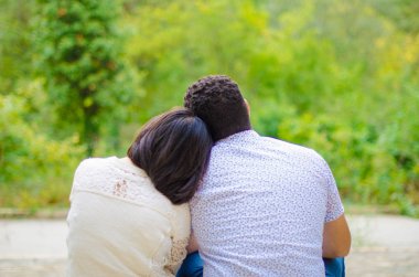 Genç çift parkta yürüyor, güzel çift bahçede yürüyüş