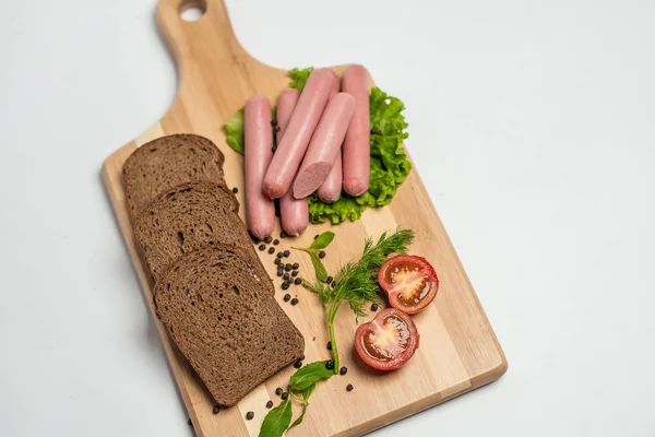 Lezzetli sucuk ve ekmek marul ve domates öğle, akşam yemeği, kahvaltı ve akşam yemeği için