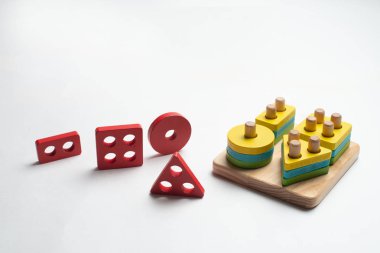 Renkli beyaz arka plan üzerinde çocuklar için oyuncak geliştirme