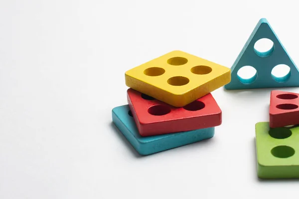 Renkli beyaz arka plan üzerinde çocuklar için oyuncak geliştirme