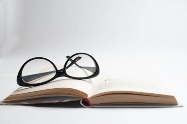 Defter ile gözlük ve kalem, kitap ile gözlük, Gözlük, gözlük ve kalem, çalışma çay, kitapla mavi defter not defterine yazmak