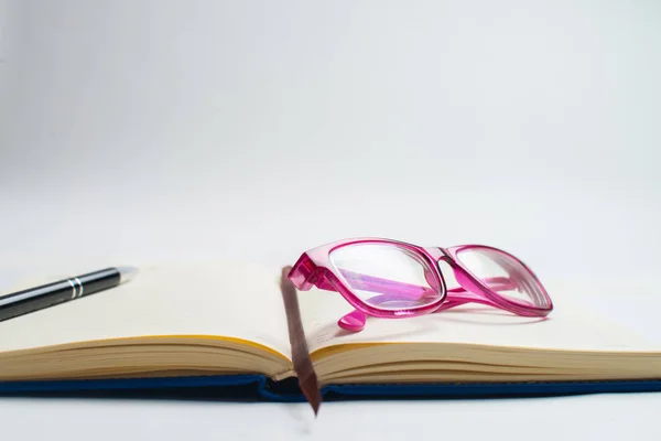 Cuaderno Con Vasos Bolígrafo Libro Con Vasos Cuaderno Azul Con —  Fotos de Stock