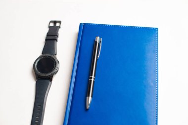 Defter ile gözlük ve kalem, kitap ile gözlük, Gözlük, gözlük ve kalem, çalışma çay, kitapla mavi defter not defterine yazmak