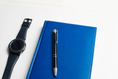 Defter ile gözlük ve kalem, kitap ile gözlük, Gözlük, gözlük ve kalem, çalışma çay, kitapla mavi defter not defterine yazmak