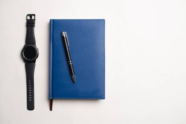 Defter ile gözlük ve kalem, kitap ile gözlük, Gözlük, gözlük ve kalem, çalışma çay, kitapla mavi defter not defterine yazmak