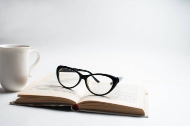 Defter ile gözlük ve kalem, kitap ile gözlük, Gözlük, gözlük ve kalem, çalışma çay, kitapla mavi defter not defterine yazmak