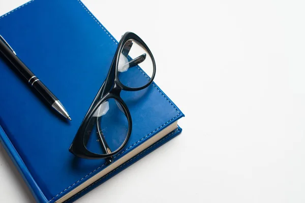 Cuaderno Con Vasos Bolígrafo Libro Con Vasos Cuaderno Azul Con —  Fotos de Stock