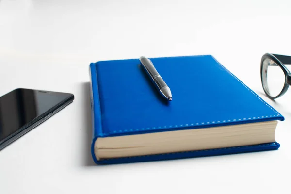 Cuaderno Con Vasos Bolígrafo Libro Con Vasos Cuaderno Azul Con —  Fotos de Stock