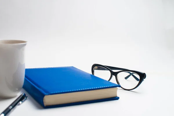 Cuaderno Con Vasos Bolígrafo Libro Con Vasos Cuaderno Azul Con —  Fotos de Stock