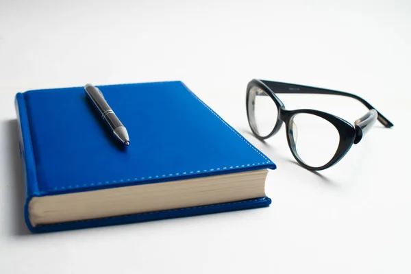 Cuaderno Con Vasos Bolígrafo Libro Con Vasos Cuaderno Azul Con —  Fotos de Stock