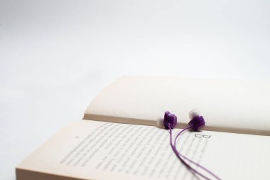 Sesli kitap kavramı, kulaklık ve kitap, Relax kulaklık ve kitap, sesli kitap dinleyin