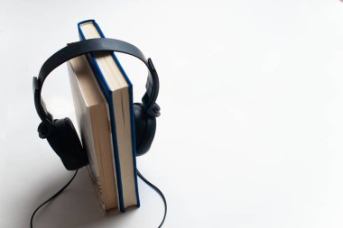 Sesli kitap kavramı, kulaklık ve kitap, Relax kulaklık ve kitap, sesli kitap dinleyin