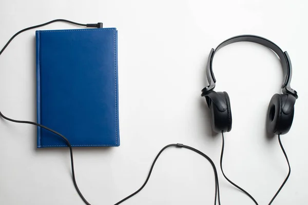 Audio Book Concept Auriculares Libro Relájese Con Auriculares Libro Escuchar — Foto de Stock