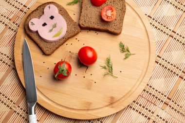 Sosis ekmek Domates ahşap arka plan üzerinde siyah ekmek ile Tomate, siyah ekmek sosis ile siyah siyah ekmek ve tomate fo öğle yemeği ile