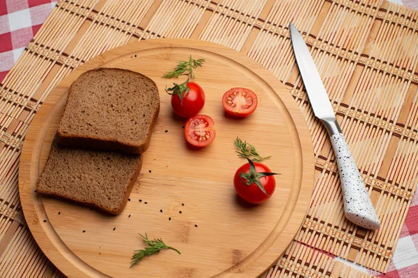 Kiełbasa Czarnego Chleba Tomate Lunch Czarny Chleb Pomidorem Podłoże Drewniane — Zdjęcie stockowe