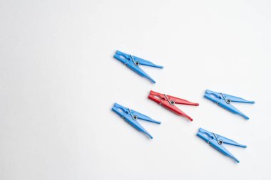 Renkli ip PIN ceketler