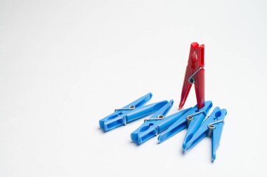 Renkli ip PIN ceketler