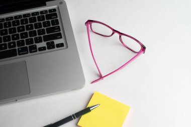 Siyah kalem, masaya, renkli Not defterleri ile defter kalem ve kahve, renkli Not ile bilgisayar klavye ile masa üzerinde gözlük sopa