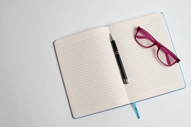 Siyah kalem, masaya, renkli Not defterleri ile defter kalem ve kahve, renkli Not ile bilgisayar klavye ile masa üzerinde gözlük sopa