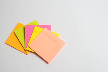 İleti word Internet of Things Not Stick dizüstü bilgisayar ile renkli kitap ile kağıt üzerinde ve bir fincan kahve cam masa, üstü üzerinde görüş imge - görüntü, birçok renkli Not sopa