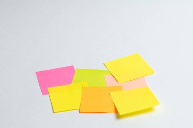 İleti word Internet of Things Not Stick dizüstü bilgisayar ile renkli kitap ile kağıt üzerinde ve bir fincan kahve cam masa, üstü üzerinde görüş imge - görüntü, birçok renkli Not sopa