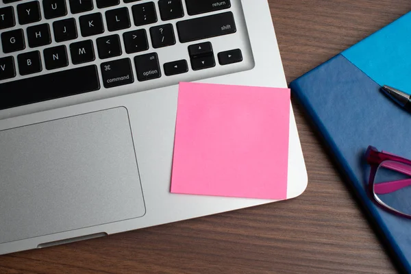 Siyah kalem, masaya, renkli Not defterleri ile defter kalem ve kahve, renkli Not ile bilgisayar klavye ile masa üzerinde gözlük sopa