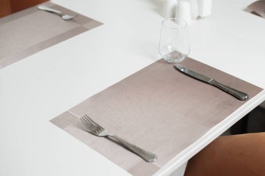 Bıçak, kanca ve şarap cam