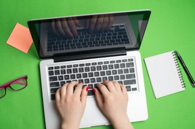 Not defteri ve kalem ile dizüstü bilgisayar 