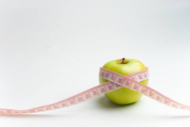 Elma ve ölçüm bandı beyaz arkaplanda izole