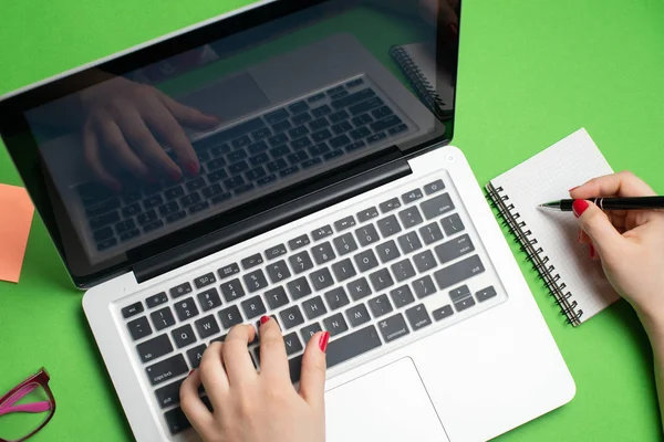 Not defteri ve kalem ile dizüstü bilgisayar 