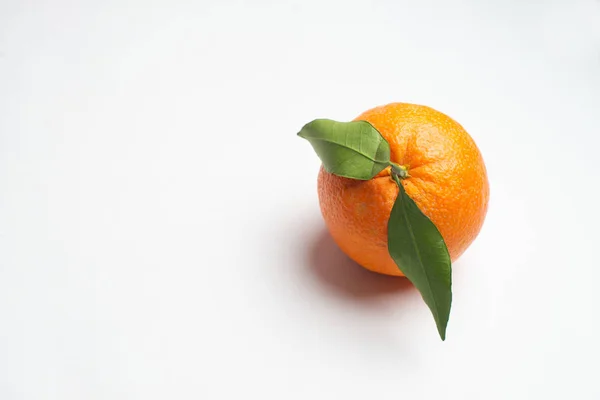 Свежие апельсины из сада изолированный белый фон — стоковое фото
