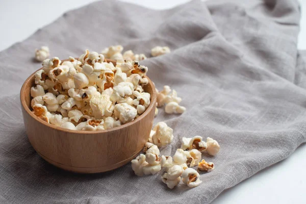 Popcorn in Schale auf weißem Hintergrund — Stockfoto