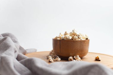 Ahşap masa üzerinde tuz patlamış mısır. Bir ahşap kase patlamış mısır. 