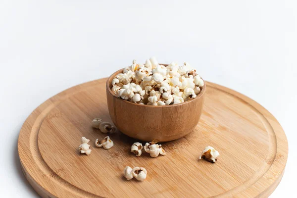 Salzpopcorn auf dem Holztisch. Popcorn in einer Holzschüssel. — Stockfoto