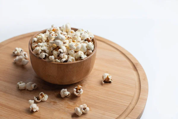 Salzpopcorn auf dem Holztisch. Popcorn in einer Holzschüssel. — Stockfoto