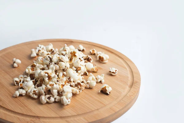 Popcorn in Schale auf weißem Hintergrund — Stockfoto