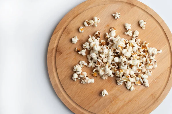 Popcorn in Schale auf weißem Hintergrund — Stockfoto