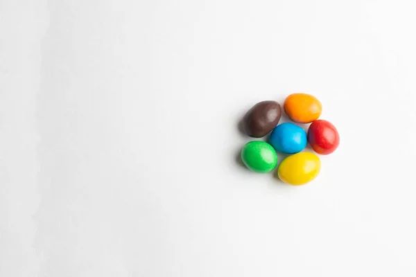 Doces de chocolate coloridos no fundo branco — Fotografia de Stock