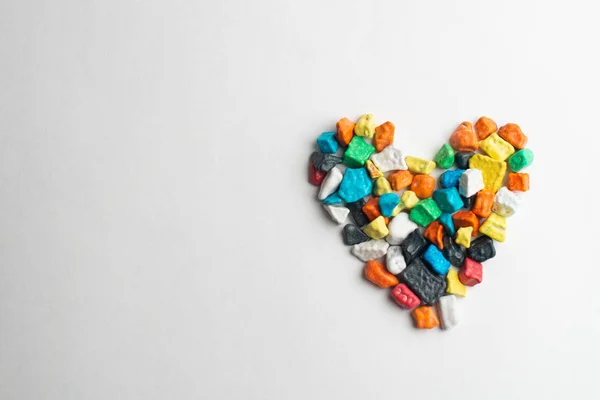 Bir kalp şeklinde çikolata şekerleme kaplı