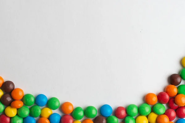 Barevný snímek různobarevné bonbóny na bílém pozadí — Stock fotografie